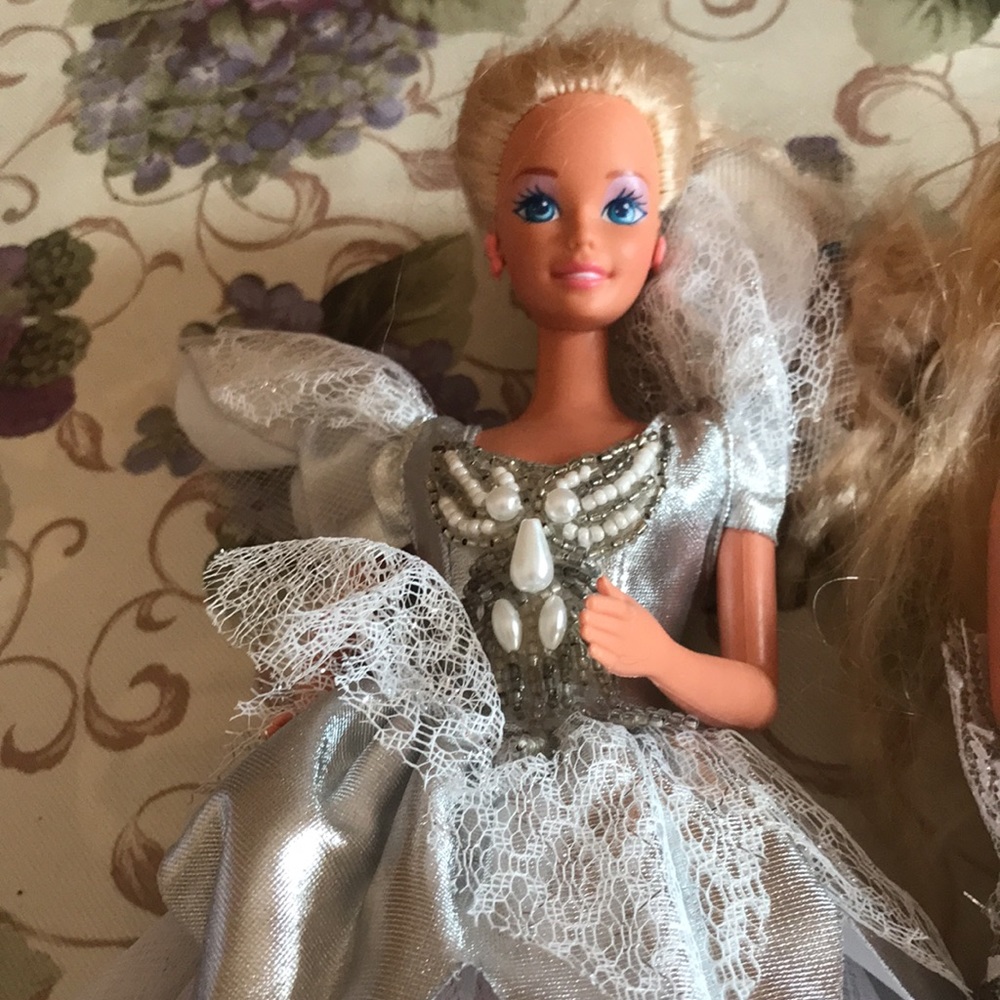GROUP OF  SEVEN BARBIE’S 1990s (WILL SELL SEPARATELY ) or bundled. - Picture 12 of 16